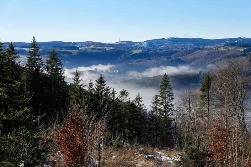 Blick von Küstelberg auf Winterberg und seine Skigebiete