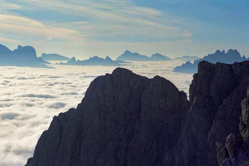 Above the clouds [September 1990, restoration of 35 mm film negative]