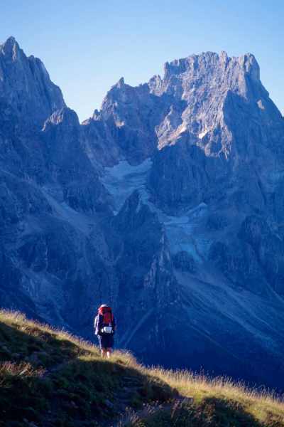 Wanderin vor den Pale di San Martino  [August 1997, Restauration von Kleinbild-Dia]