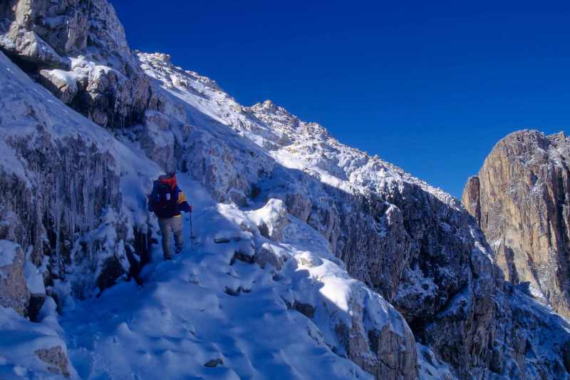 Aufstieg zum verschneiten Passo della Fradusta
